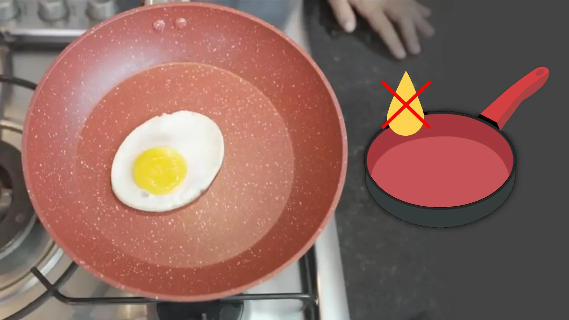 Ovo frito na frigideira RedSilver sem óleo demonstrando antiaderente