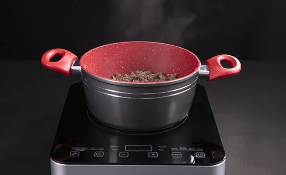 Panela RedSilver em fogão de indução cozinhando com eficiência